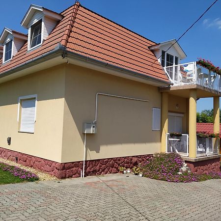 Aniko Apartmanhaz Балатонфёльдвар Экстерьер фото